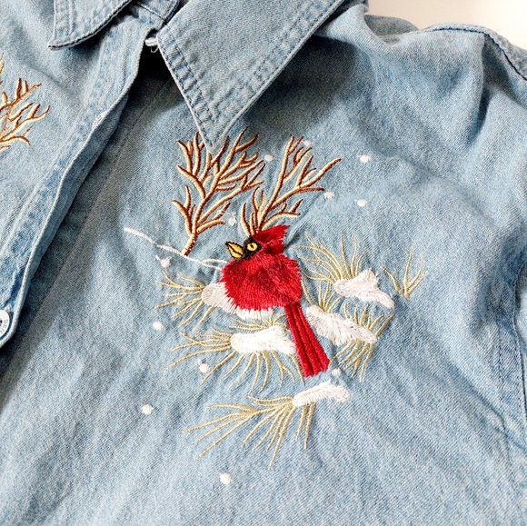 Cardinal Snowy Winter/Christmas Chambray/Denim Shirt size Large Passion - Picture 3 of 9